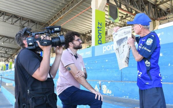 Entrevista com torcedor do time São José, relatando o jogo vencido pela equipe de Taubaté em 1981. (Foto: Flávio Pereira/CMSJC)