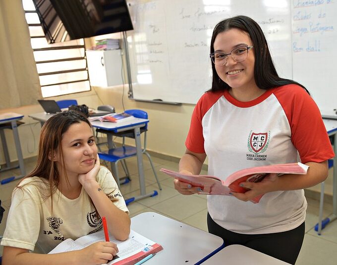 Estudantes do Ensino Médio poderão receber até R$ 576 por mês para atuar como monitores de matemática e português no Vale