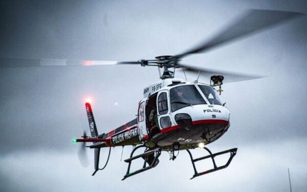 Laser atinge helicóptero Águia da PM durante pouso em São José; suspeito é detido