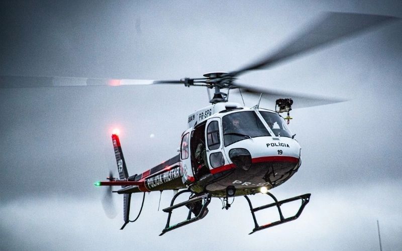 Laser atinge helicóptero Águia da PM durante pouso em São José; suspeito é detido