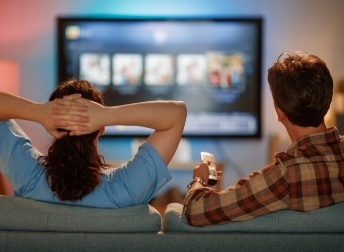 O Carnaval do sofá: 7 em cada 10 brasileiros não querem folia e vão passar o feriado em casa, revela pesquisa