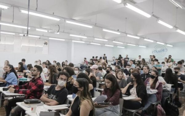 Poliedro abre inscrições para concurso de bolsas do pré-vestibular em São José