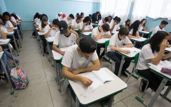 Alunos fazendo prova em sala de aula Saresp