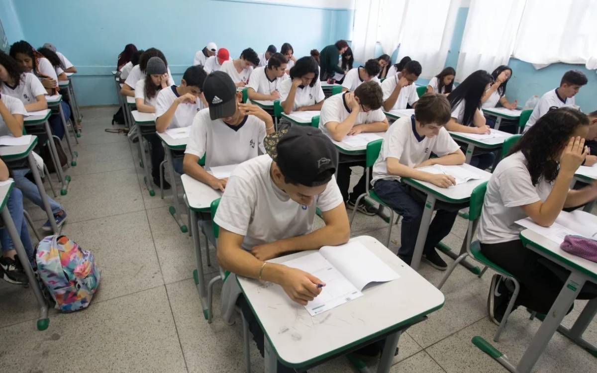 Alunos fazendo prova em sala de aula Saresp