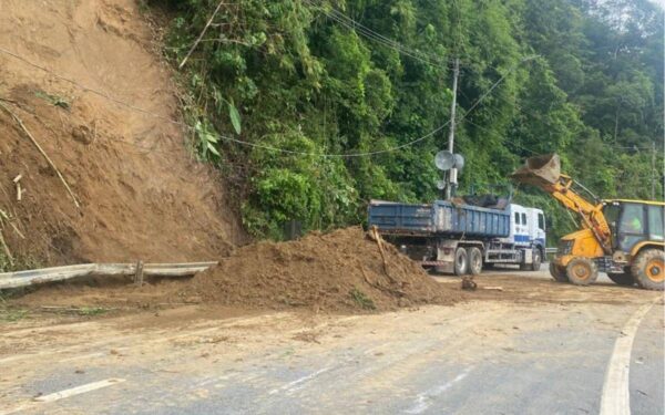 Deslizamento de terra bloqueia rodovia dos Tamoios na Serra Antiga