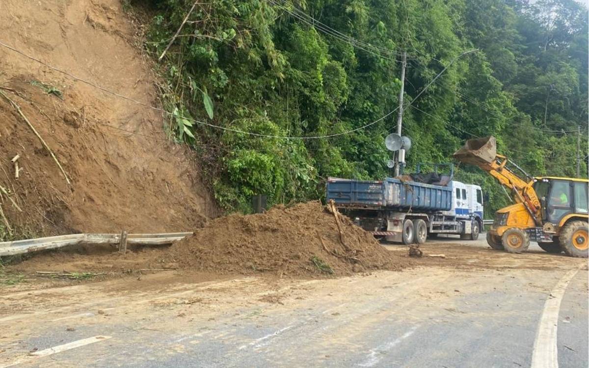 Deslizamento de terra bloqueia rodovia dos Tamoios na Serra Antiga