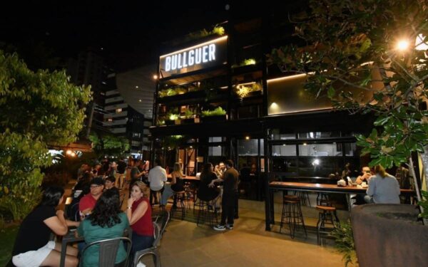 Bullguer reinaugura unidade do Aquarius e celebra sete anos em São José