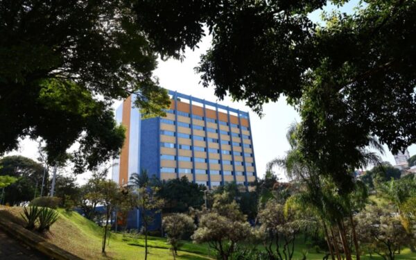 Confira o que funciona no feriado de Páscoa em São José dos Campos: UPAs, coleta e feiras livres não param; repartições fecham na quinta (2) e sexta (3).