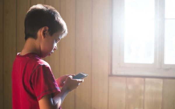 ECA Digital muda o jogo da internet e impõe novas regras para crianças e adolescentes