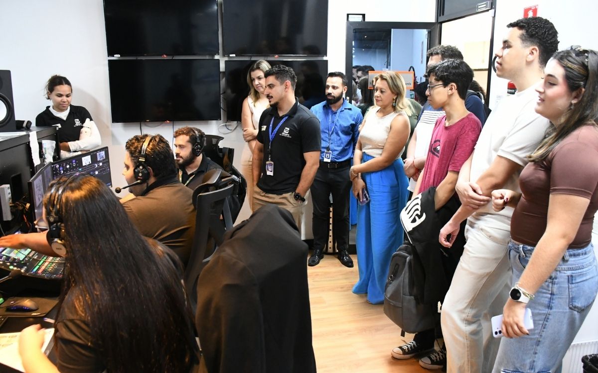 Estudantes universitários de comunicação visitam a TV Câmara