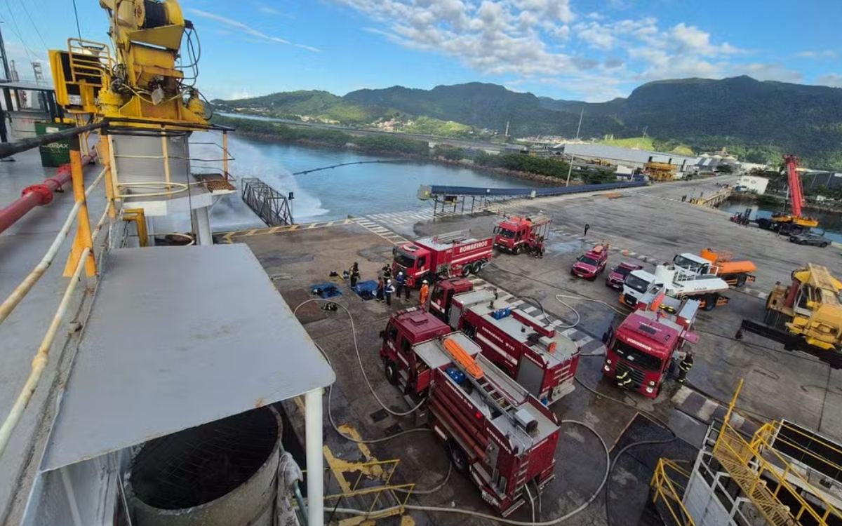 Incêndio atinge navio com 2,6 mil cabeças de gado no Porto de São Sebastião; seis pessoas são socorridas