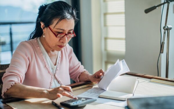 Mulheres passam a comandar o orçamento e redesenham dinâmica financeira dentro de casa