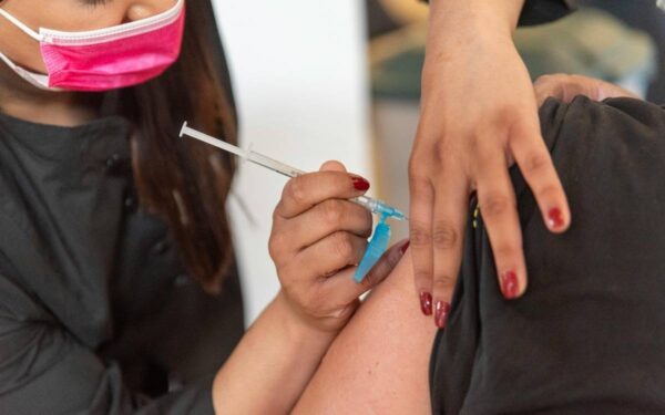 Saúde da mulher prevenção e vacinação entram no centro do debate em março