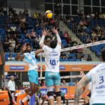 O Viapol Vôlei São José foi superado pelo Vôlei Guarulhos por 3 sets a 0 na noite desta segunda-feira (2), na Farma Conde Arena, pela 19ª rodada da Superliga Brasileira de Voleibol Masculino. Com parciais de 20×25, 15×25 e 19×25, o resultado mantém a equipe joseense na 11ª colocação, com 17 pontos, e aumenta a tensão na disputa contra o rebaixamento. Já o Guarulhos sobe para a quinta posição, com 28 pontos. Equilíbrio inicial, domínio visitante O primeiro set começou equilibrado, com longos rallies e boa intensidade defensiva. O São José chegou a empatar em 18 a 18, levantando a torcida presente na Arena, mas o Guarulhos foi mais eficiente nos momentos decisivos e fechou a parcial em 25 a 20. No segundo set, os visitantes assumiram o controle desde o início, explorando o meio de rede e abrindo vantagem confortável. O período terminou em 25 a 15. No terceiro set, o time joseense tentou reagir e manteve equilíbrio nos primeiros pontos, mas novamente viu o adversário abrir margem e administrar o placar até fechar em 25 a 19, consolidando o 3 a 0. Confronto direto pela sobrevivência O resultado complica a situação do São José na tabela. A equipe agora volta suas atenções para um duelo decisivo contra o Joinville Vôlei, no próximo dia 17 de março, novamente na Farma Conde Arena. O confronto é direto na luta contra o rebaixamento e pode definir o futuro da equipe na elite do vôlei nacional.