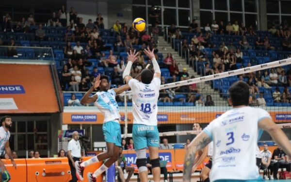 O Viapol Vôlei São José foi superado pelo Vôlei Guarulhos por 3 sets a 0 na noite desta segunda-feira (2), na Farma Conde Arena, pela 19ª rodada da Superliga Brasileira de Voleibol Masculino. Com parciais de 20×25, 15×25 e 19×25, o resultado mantém a equipe joseense na 11ª colocação, com 17 pontos, e aumenta a tensão na disputa contra o rebaixamento. Já o Guarulhos sobe para a quinta posição, com 28 pontos. Equilíbrio inicial, domínio visitante O primeiro set começou equilibrado, com longos rallies e boa intensidade defensiva. O São José chegou a empatar em 18 a 18, levantando a torcida presente na Arena, mas o Guarulhos foi mais eficiente nos momentos decisivos e fechou a parcial em 25 a 20. No segundo set, os visitantes assumiram o controle desde o início, explorando o meio de rede e abrindo vantagem confortável. O período terminou em 25 a 15. No terceiro set, o time joseense tentou reagir e manteve equilíbrio nos primeiros pontos, mas novamente viu o adversário abrir margem e administrar o placar até fechar em 25 a 19, consolidando o 3 a 0. Confronto direto pela sobrevivência O resultado complica a situação do São José na tabela. A equipe agora volta suas atenções para um duelo decisivo contra o Joinville Vôlei, no próximo dia 17 de março, novamente na Farma Conde Arena. O confronto é direto na luta contra o rebaixamento e pode definir o futuro da equipe na elite do vôlei nacional.