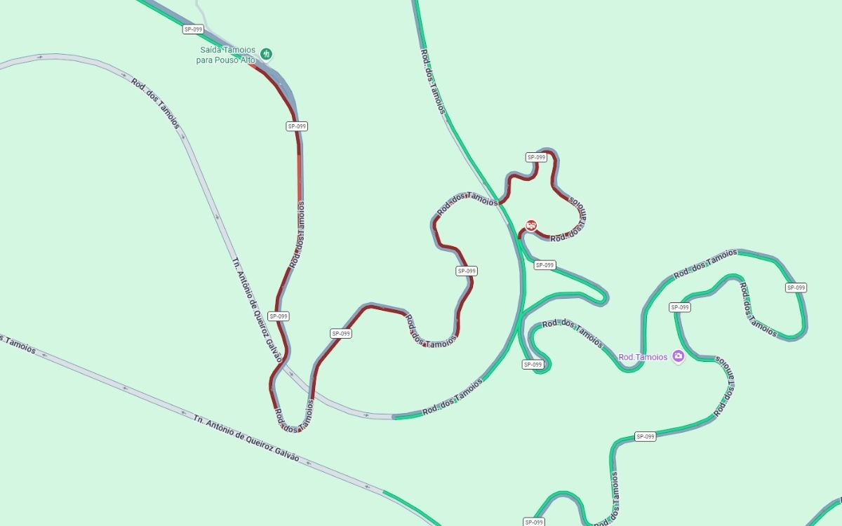 Caminhão tomba no km 71,7 da Rodovia dos Tamoios e deixa trânsito lento na serra de Caraguatatuba