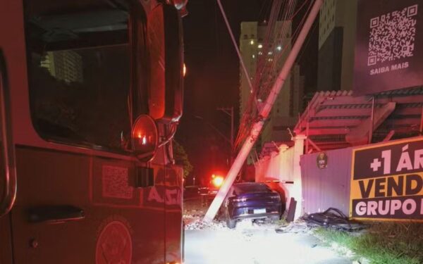 Casal fica ferido após carro bater em poste no Jardim Colinas, na Zona Oeste de São José dos Campos