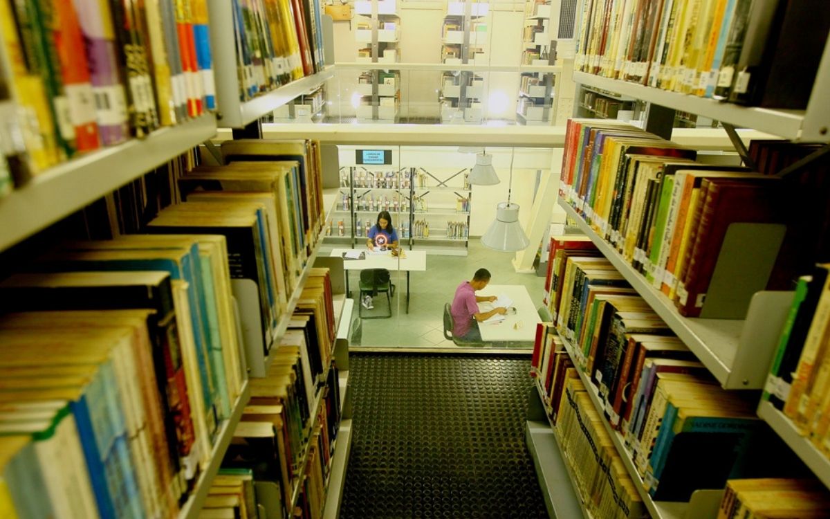 Cinco bibliotecas públicas de SJC oferecem oficinas, contação de histórias e encontros literários gratuitos em abril. Veja a programação completa e os endereços
