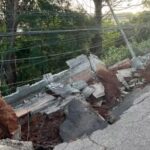 Cratera aberta por tubulação da Sabesp derruba poste na Vila Iracema. Fio percorre 100 metros e queima 50% do corpo de morador. Vítima está na UTI em estado grave