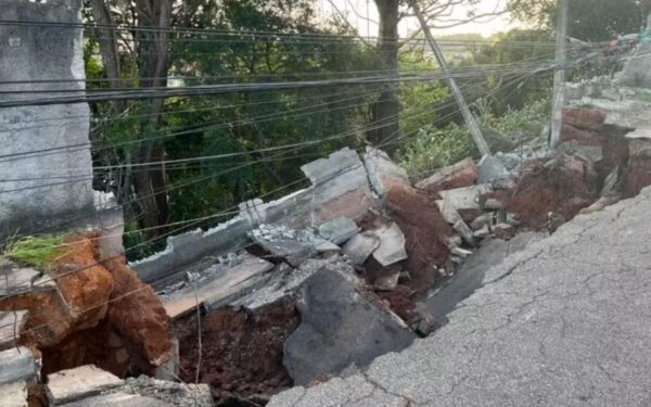 Cratera aberta por tubulação da Sabesp derruba poste na Vila Iracema. Fio percorre 100 metros e queima 50% do corpo de morador. Vítima está na UTI em estado grave