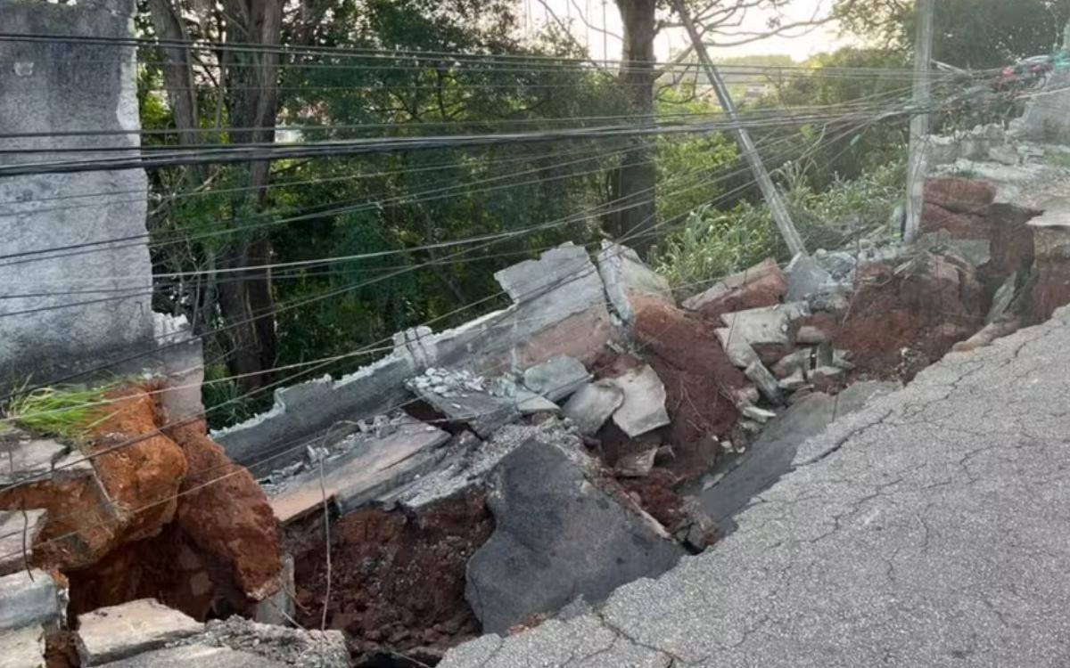 Cratera aberta por tubulação da Sabesp derruba poste na Vila Iracema. Fio percorre 100 metros e queima 50% do corpo de morador. Vítima está na UTI em estado grave