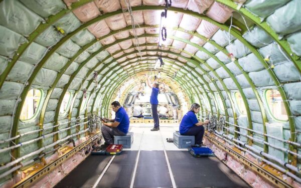 Curso de produção aeronáutica da Embraer abre 160 vagas gratuitas em São José dos Campos e região
