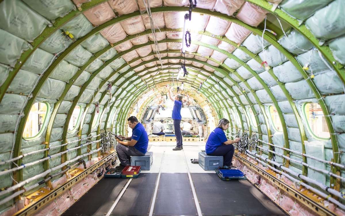 Curso de produção aeronáutica da Embraer abre 160 vagas gratuitas em São José dos Campos e região