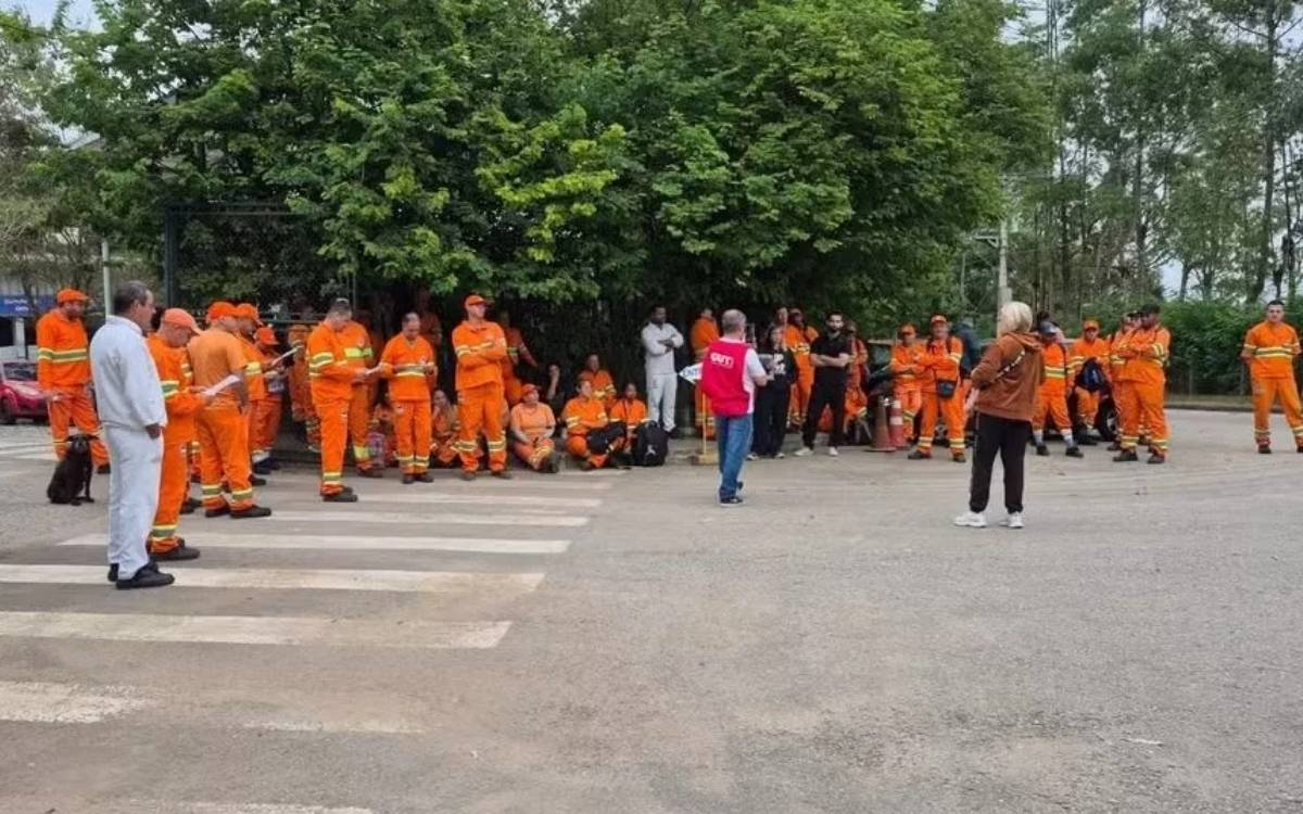 Greve na Urbam paralisa recicláveis e obras em SJC. Empresa aciona jurídico, sindicato diz que Justiça barrou pedido contra a greve e prefeito acusa interferência política. Veja.