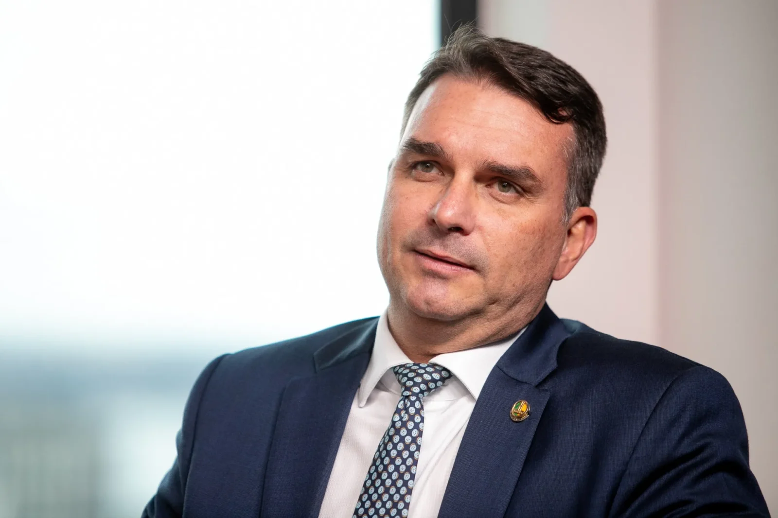 Câmara de São José pode votar Título de Cidadão Joseense para Flávio Bolsonaro nesta quinta