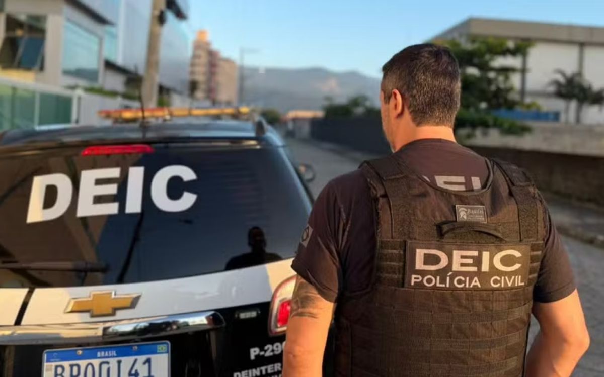 Polícia Civil prende três suspeitos na Operação Cúpula Financeira contra o setor financeiro do PCC no Vale do Paraíba e Litoral Norte. Ação ocorreu em seis cidades nesta terça