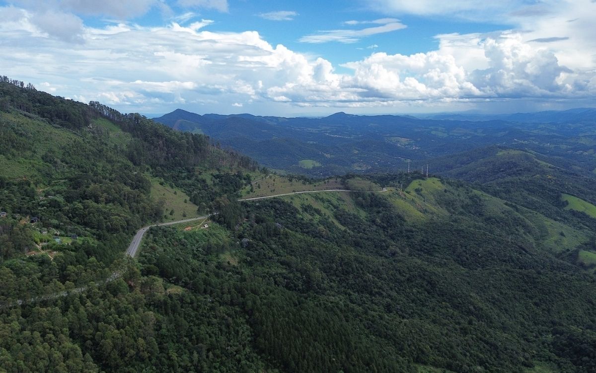A SP-123 será a primeira rodovia inteligente de São Paulo, com suporte a veículos autônomos, recarga elétrica e asfalto ecológico. Obras começam em abril com investimento de R$ 192 mi