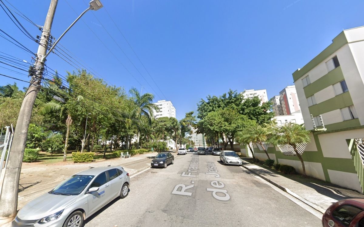 Rua Francisca Maria de Jesus, no bairro Floradas de São José, em São José dos Campos