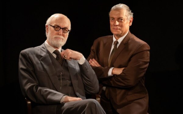 “A Última Sessão de Freud” chega ao Teatro Municipal de São José dos Campos