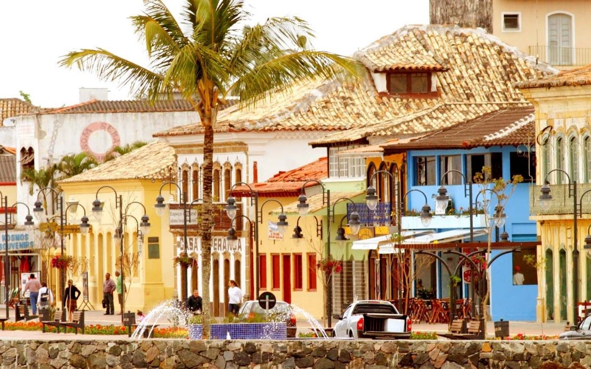 Avenida Altino Arantes, a conhecida Rua da Praia no Centro Histórico de São Sebastião