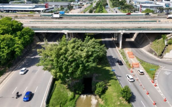 CCR RioSP faz içamento de vigas sobre o Córrego do Vidoca em operações noturnas entre 11 e 16 de maio em São José dos Campos