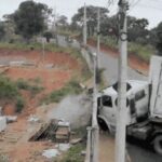 Caminhão fica desgovernado em descida, destrói muro e derruba poste no Santa Cecília II em São José dos Campos