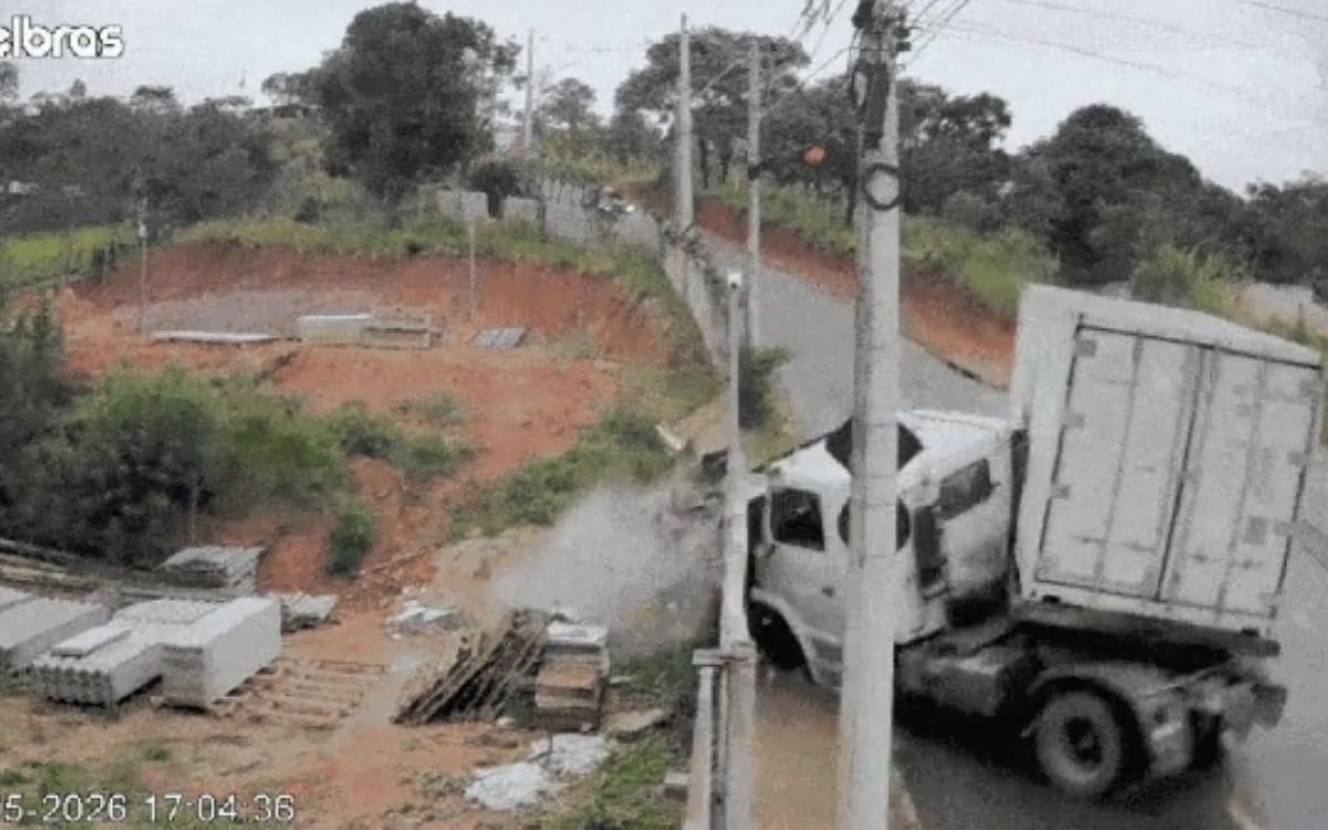 Caminhão fica desgovernado em descida, destrói muro e derruba poste no Santa Cecília II em São José dos Campos