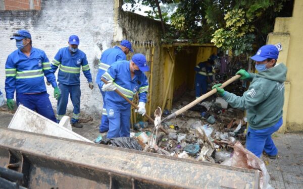 Caso de acumulação compulsiva leva à retirada de 3,5 toneladas de objetos de casa no São Dimas em São José dos Campos