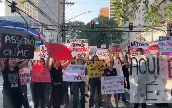 Denúncia de estupro na Unesp São José dos Campos provoca protesto de estudantes