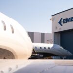 Embraer fatura R$ 7,6 bilhões no 1º trimestre de 2026, mas lucro cai 51% e ação despenca 8% na Bolsa