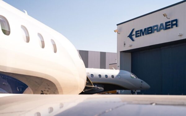 Embraer fatura R$ 7,6 bilhões no 1º trimestre de 2026, mas lucro cai 51% e ação despenca 8% na Bolsa