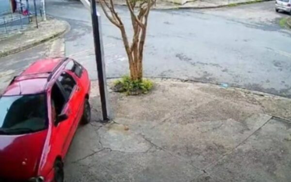Homem invade casa da ex-namorada na Vila Tesouro, bate carro em muro durante fuga e é preso em São José dos Campos