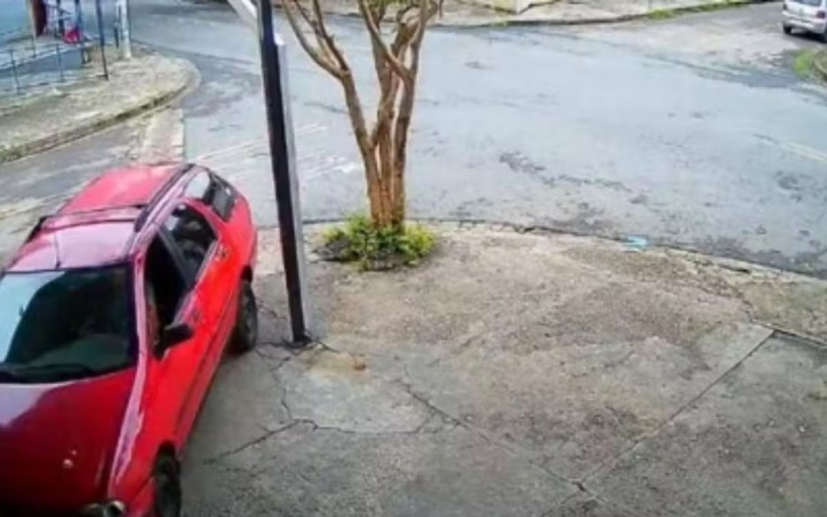 Homem invade casa da ex-namorada na Vila Tesouro, bate carro em muro durante fuga e é preso em São José dos Campos