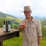 O proprietário e produtor de azeite, Herbert Sales, no olival mais alto do mundo, em Maria da Fé, Minas
