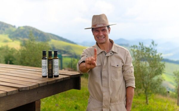 O proprietário e produtor de azeite, Herbert Sales, no olival mais alto do mundo, em Maria da Fé, Minas