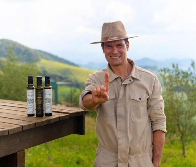 O proprietário e produtor de azeite, Herbert Sales, no olival mais alto do mundo, em Maria da Fé, Minas