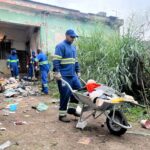 Prefeitura retira 17 toneladas de resíduos de casa de acumulador no Jardim Imperial em São José dos Campos