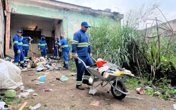 Prefeitura retira 17 toneladas de resíduos de casa de acumulador no Jardim Imperial em São José dos Campos