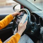 Uso de celular ao volante gera mil multas em três meses em São José, mas número é menor que em 2025