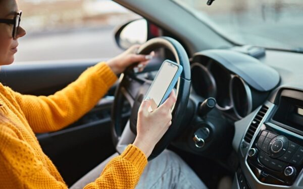 Uso de celular ao volante gera mil multas em três meses em São José, mas número é menor que em 2025